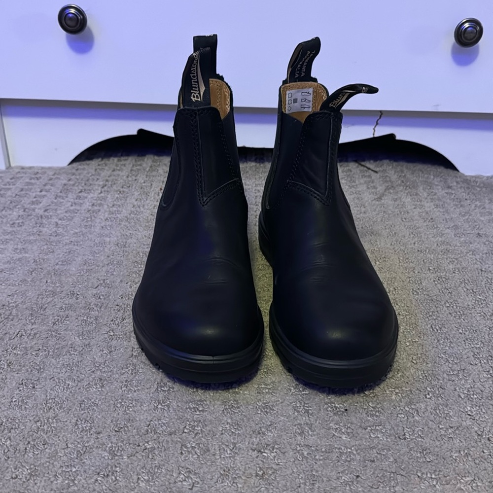 Black blundstone women’s boots size 8. Worn twice!!